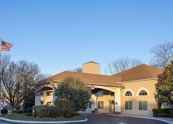 Days Inn & Suites by Wyndham Cherry Hill - Philadelphia 1