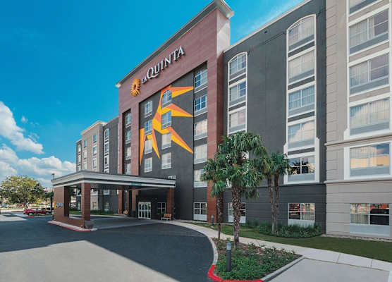 La Quinta Inn & Suites by Wyndham San Antonio Downtown 1