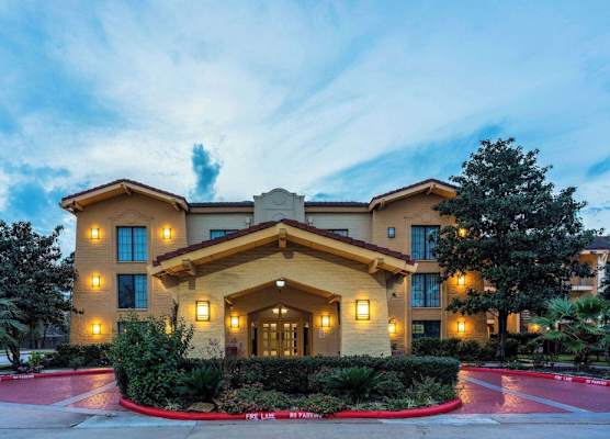 Super 8 by Wyndham The Woodlands North 1