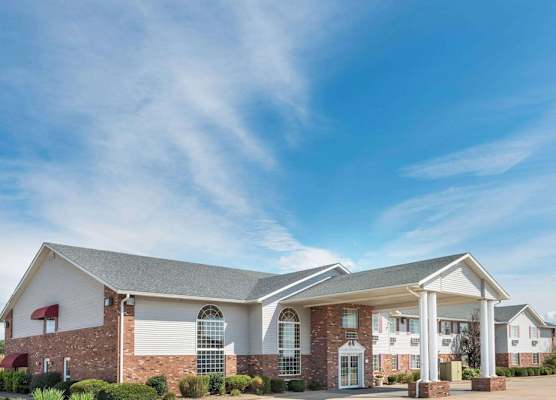 Super 8 by Wyndham Jerseyville 1