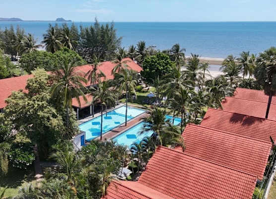 Dolphin Bay Beach Resort 1