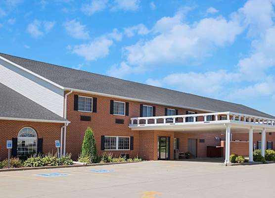 Super 8 by Wyndham New Hampton 1