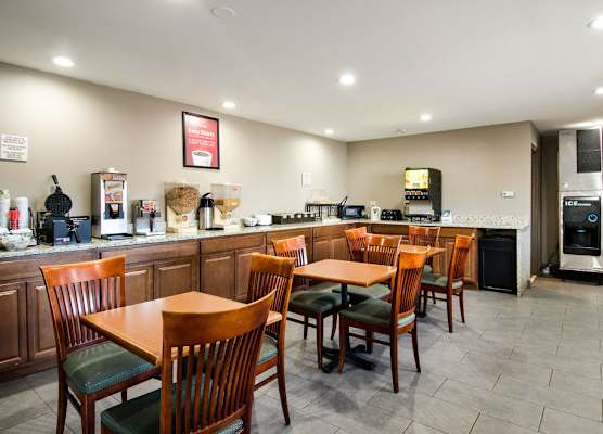 ECONO LODGE INN & SUITES 1