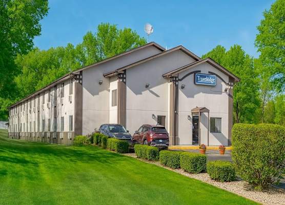 Travelodge by Wyndham Muskegon 1