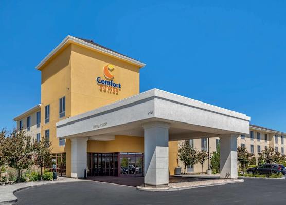 Comfort Suites Fernley 1