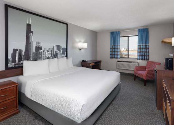 Super 8 by Wyndham Romeoville Bolingbrook 1