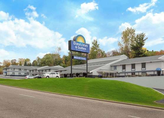 Days Inn & Suites by Wyndham Wisconsin Dells 1