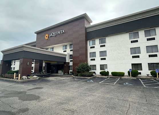 La Quinta Inn and Suites by Wyndham Cincinnati North 1