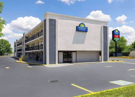 Days Inn & Suites by Wyndham Indianapolis Airport East 1