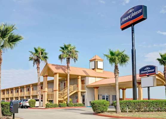 Howard Johnson by Wyndham Galveston 1
