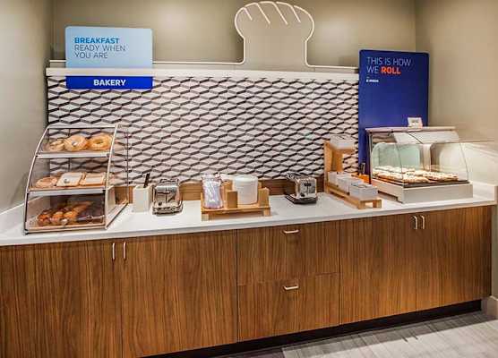 Holiday Inn Express & Suites CORALVILLE by IHG 1