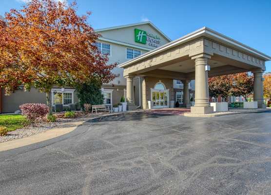 Holiday Inn Express & Suites OSHKOSH-SR 41 by IHG 1