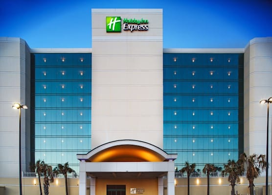 Holiday Inn Express & Suites VA BEACH OCEANFRONT by IHG 1