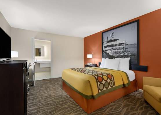 Super 8 by Wyndham New Orleans 1
