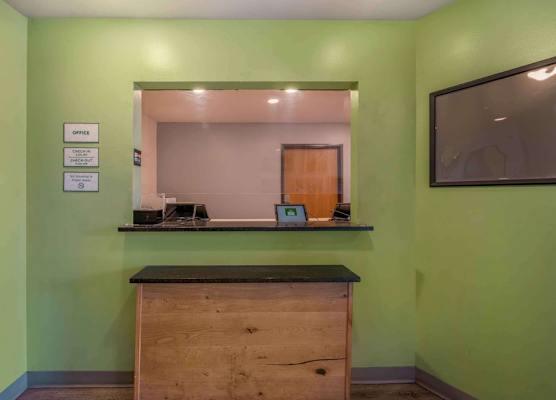 WoodSpring Suites Springdale 1