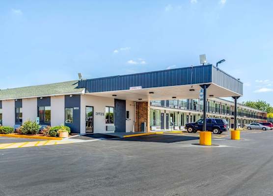 Econo Lodge Shorewood 1