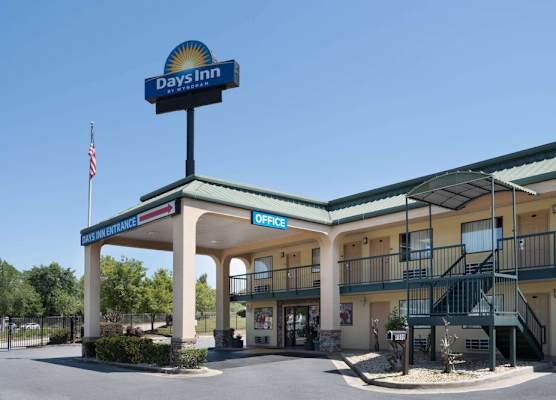 Days Inn by Wyndham Macon I-475 1