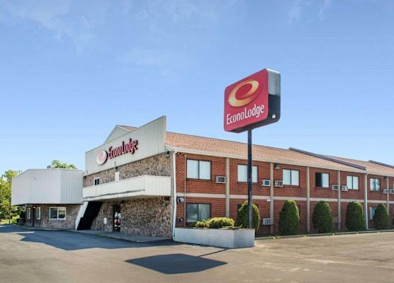 Econo Lodge Darien Lakes 1