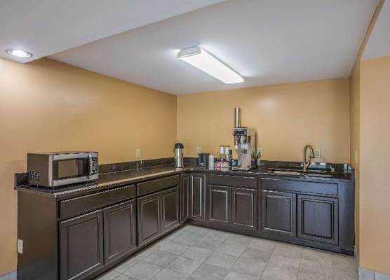 Rodeway Inn & Suites 1