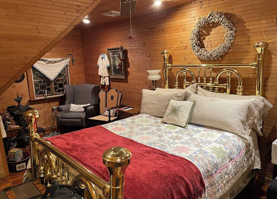 The Queen, A Victorian Bed & Breakfast 1