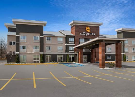 La Quinta Inn & Suites by Wyndham Fayetteville 1