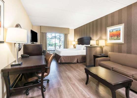 La Quinta Inn & Suites Bel Air I-95 Exit 77A 1