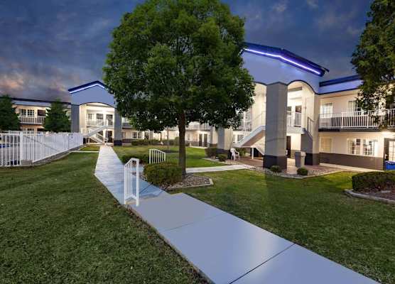 Days Inn by Wyndham Austintown 1