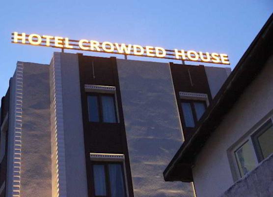 Hotel Crowded House 1