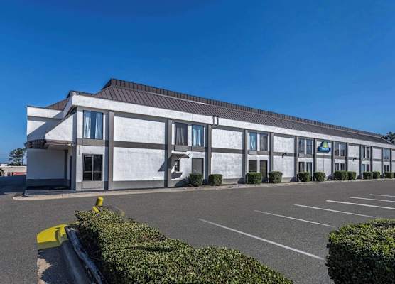 Days Inn & Suites by Wyndham Fort Bragg/Cross Creek Mall 1