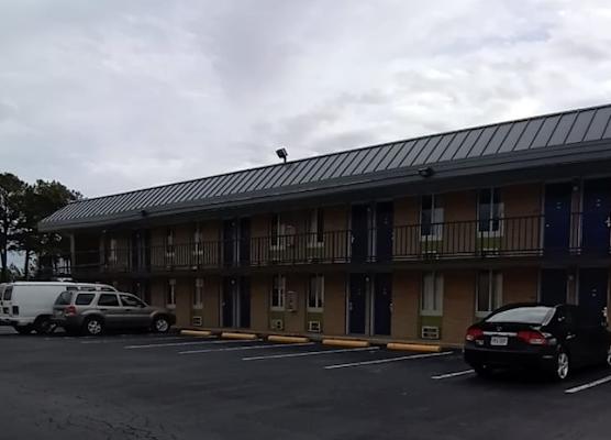 Travelodge by Wyndham Petersburg 1