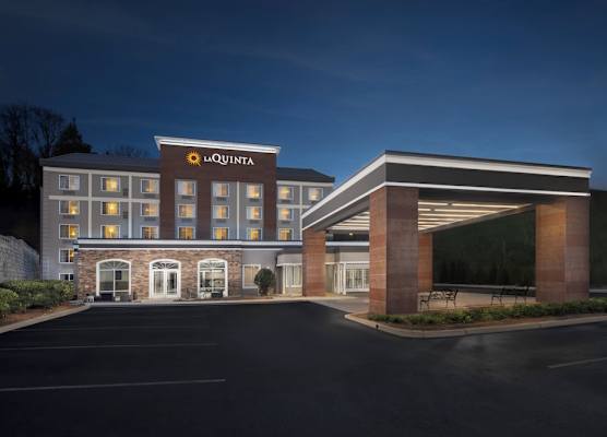 La Quinta Inn & Suites by Wyndham Downtown Asheville 1