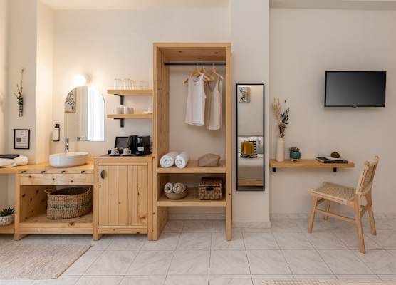 Capella Skiathos, Town 1