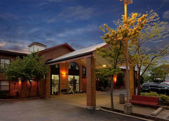 Howard Johnson by Wyndham Waukegan Great Lakes 1