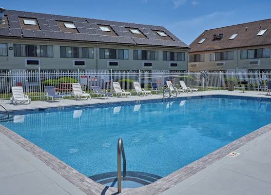 Admiralty Inn & Suites - a Red Collection Hotel 1