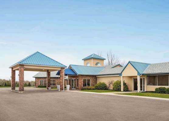 Days Inn & Suites by Wyndham Moncton 1
