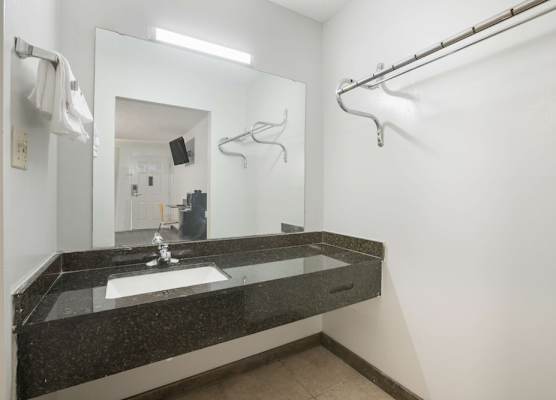 Americas Best Value Inn Stockbridge 1