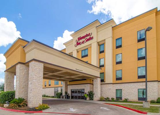 Hampton Inn & Suites Bastrop 1
