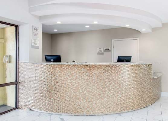 Clarion Inn & Suites Kissimmee-Lake Buena Vista South 1
