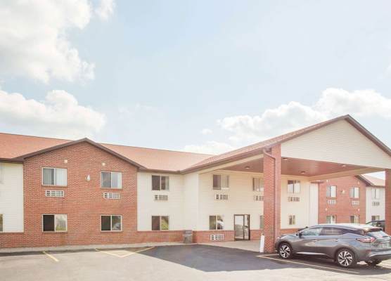 Super 8 by Wyndham Monmouth IL 1