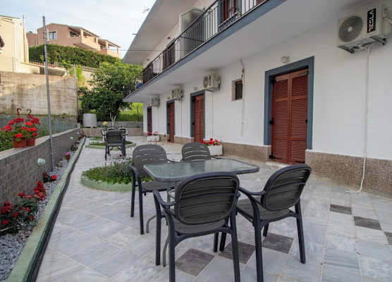 Harrys bar & apartments 1