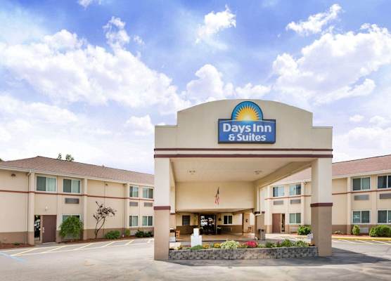 Days Inn & Suites by Wyndham Bridgeport - Clarksburg 1