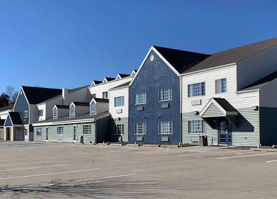 Days Inn & Suites by Wyndham Williamsburg IA North 1