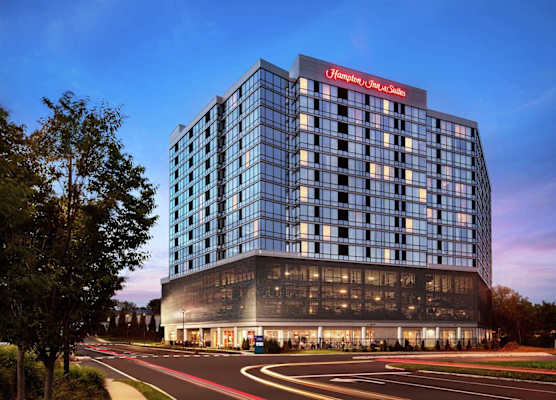 Hampton Inn & Suites Teaneck/Glenpointe 1