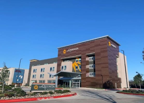 La Quinta Inn & Suites by Wyndham Dallas/Fairpark 1