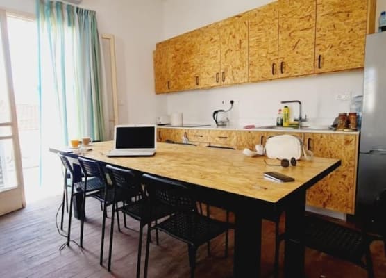 Bee Hostel Paphos 1