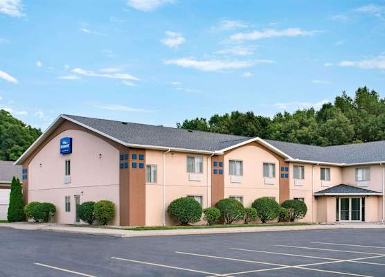 Baymont Toledo Airport Hotel Swanton 1