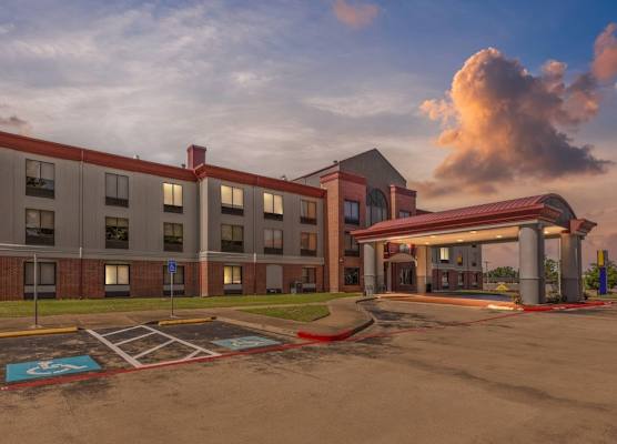Comfort Inn & Suites Tyler North 1
