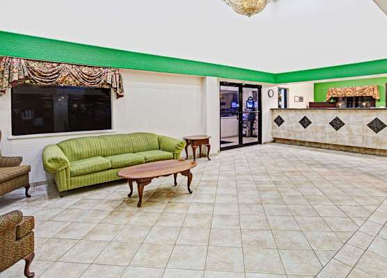 Super 8 By Wyndham Baytown 1