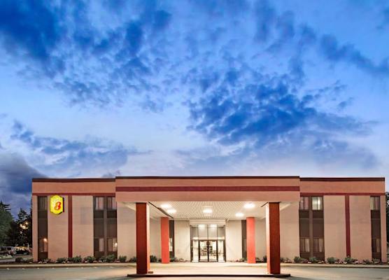 Super 8 by Wyndham Brockton 1
