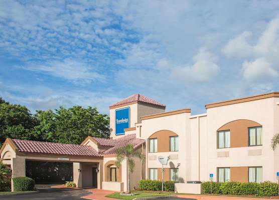 Travelodge by Wyndham Fort Myers Airport 1
